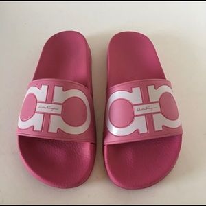 Pink Ferragamo  slides size 8
